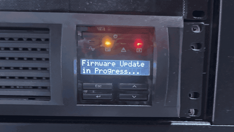 Featured image of post APC Smart-UPS のファームウェアアップデート に失敗して「レンガ職人」になった