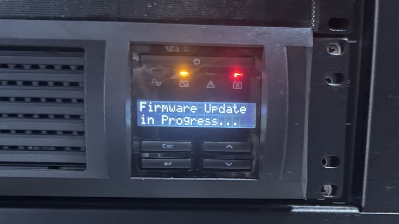 Featured image of post APC Smart-UPS のファームウェアアップデート に失敗して「レンガ職人」になった